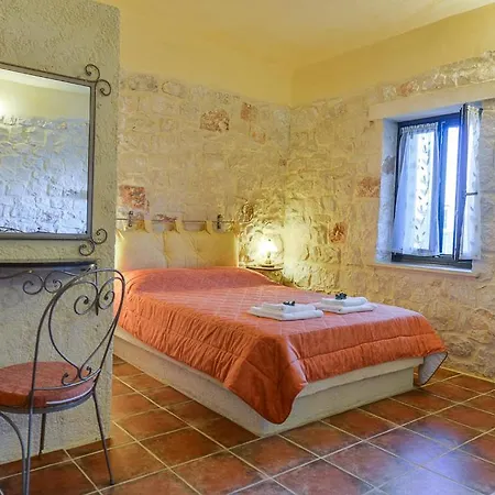 Dante's Maisonettes Amoudi