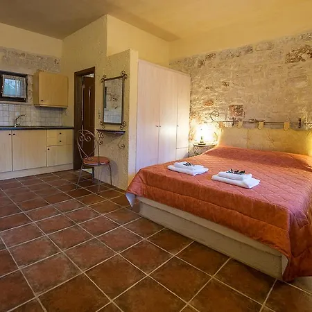 Dante's Maisonettes * Amoudi