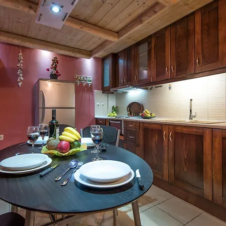 Dante's Maisonettes Amoudi